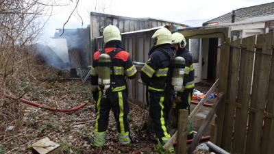 Felle brand op woonwagenkamp aan Nassaulaan in Vlijmen