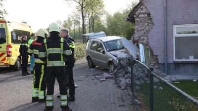 Auto in gevel van woning