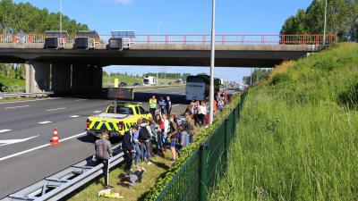 Foto van gestrande kinderen door defecte touringcar