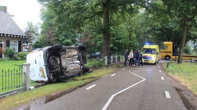 Bestelauto op zijn kant