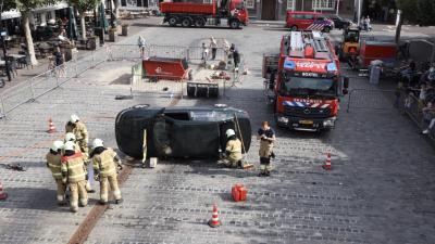 Brandweerlieden geven demonstratie
