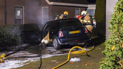 Brandweer blust autobrand