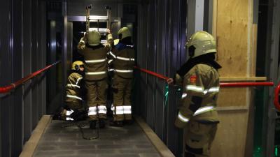 Brandweer helpt liftmonteur