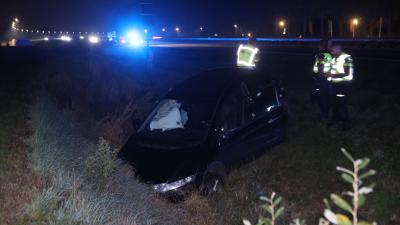 Auto in de sloot naast de weg