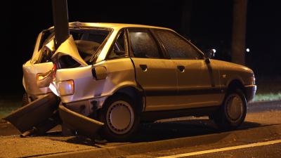 Auto achterstevoren tegen paal