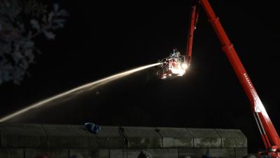 Blussen van de brand met hoogwerker