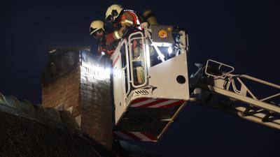 Brandweer veegt schoorsteen
