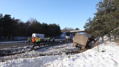 vrachtwagen door vangrail