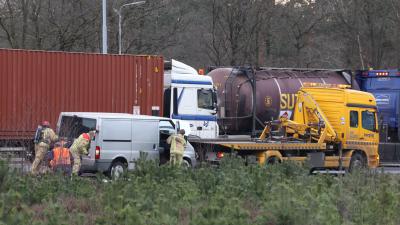 bestelbus op bergingsvoertuig