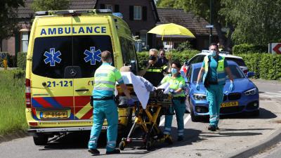 Gewonde wordt naar ambulance gebracht