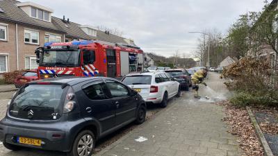 Brandweer blust smeulende resten