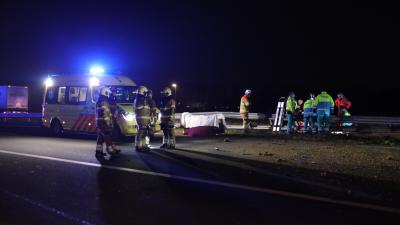 Hulpverleners ontfermen zich over slachtoffer