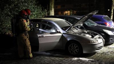 brandweer inspecteert auto