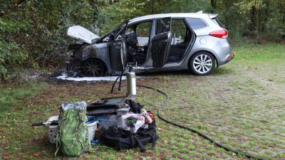 Brandweer stelde spullen veilig uit brandende auto