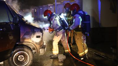 Brandweer opent motorkap met spreider