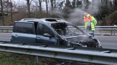 Weginspecteur bekijkt schade