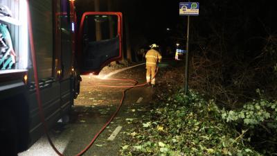 Brandweer spuit wegdek schoon