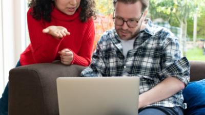 Man en vrouw kijken op laptop
