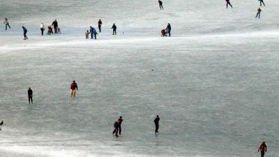 Politie haalt schaatsers van de bevroren uiterwaarden