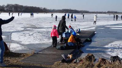 Schaatser zakt door ijs, in zorgelijke toestand naar ziekenhuis gebracht