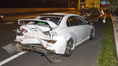 Veel schade bij aanrijding drie voertuigen A20