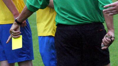 scheidsrechter-gele-kaart