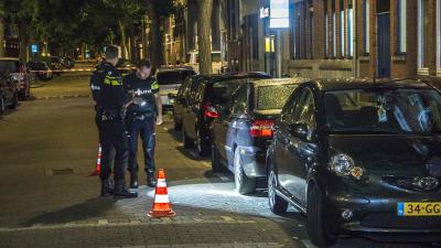 Man in auto onder vuur genomen in Rotterdam