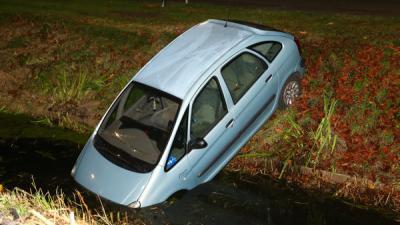 Hulpdiensten gealarmeerd voor auto in de sloot in Schijndel