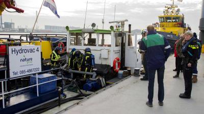 Schip stuurloos na rook in machinekamer