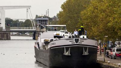 Schip vaart tegen brug in Rotterdam