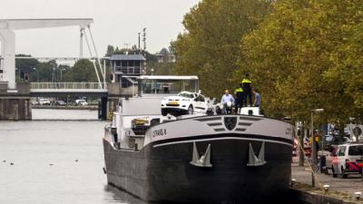 Schip vaart tegen brug in Rotterdam
