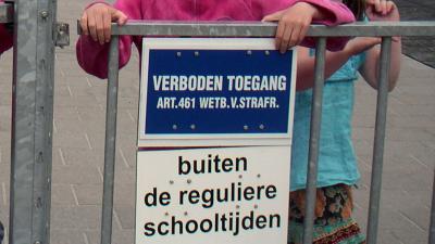 Vader slaat schooldirecteur 