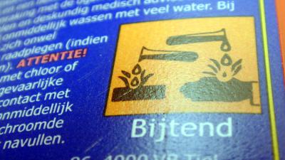 Foto van fles met bijtende stof waarschuwing | Archief EHF