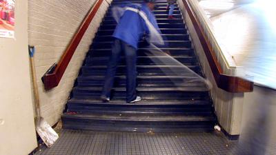 Foto van schoonmaker vegen trappen | Archief EHF