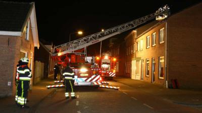 Brandweer veegt schoorsteen