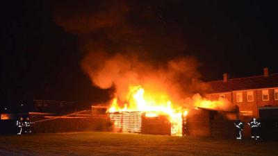 Uitslaande brand verwoest schuren in Wildervank