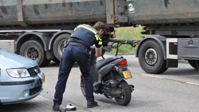 Scooterrijder gewond na aanrijding met auto