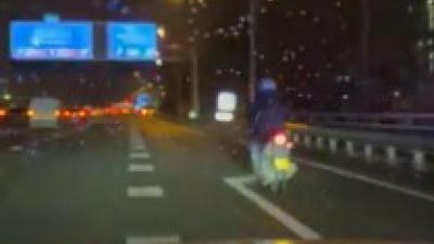 Man op scooter van snelweg gehaald in Amsterdam