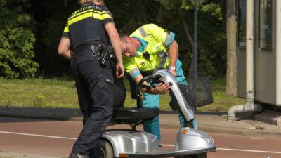 Scootmobiel omver gereden door scooter