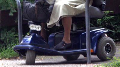 Vrouw (74) op scootmobiel omgekomen bij aanrijding