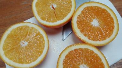 sinaasappel-mes-snijplank-fruit-vers