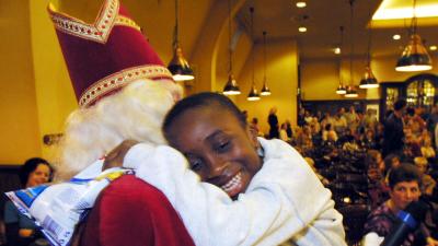 foto van Sinterklaas en kind | fbf archief