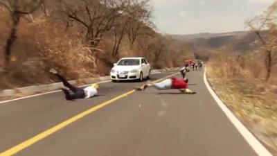 Skateboarder heeft engeltje op zijn schouder