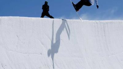 ski-halfpipe-freestyle