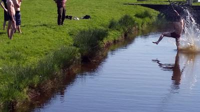 Jongen ernstig gewond aan knie tijdens Slob en slootrace in Waverveen