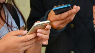 smartphone-man-vrouw-pushbericht-nieuws
