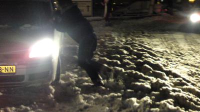 Lange files verwacht richting de sneeuw