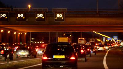 Vroeger donker door wintertijd levert extra drukte op de weg op