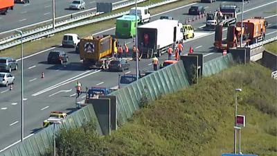 Spontaan gat van 2 bij 4 meter in wegdek A2 Everdingen