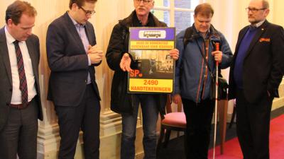 SP overhandigt bijna 2500 handtekeningen voor behoud bussen naar de binnenstad